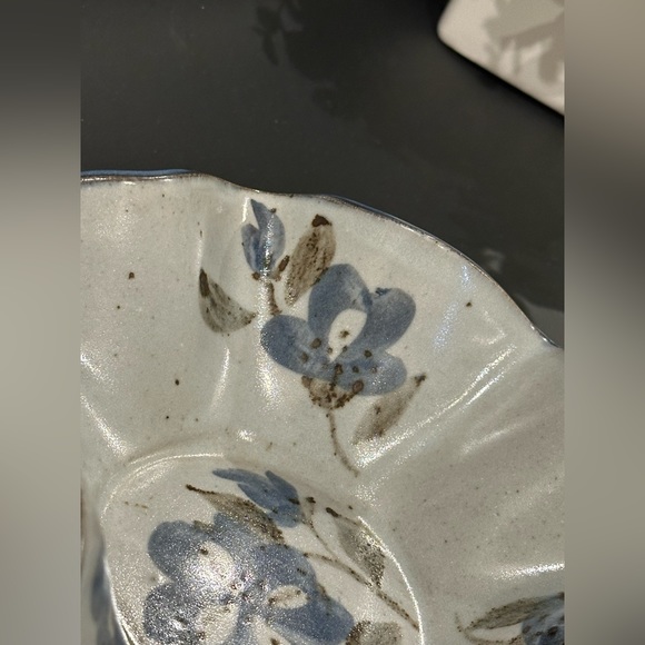 Signed Cindy Angliss Handmade Pottery, Ruffled Bowl, Blue Floral Studio Ceramics - Picture 6 of 8